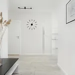 아파트 Miedziana Bright With Balcony And Parking By Renters