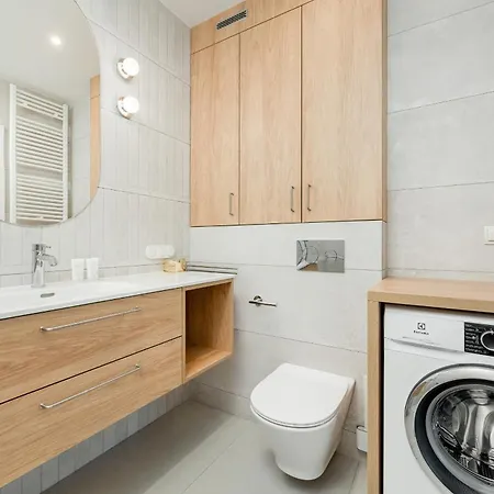 Miedziana Bright With Balcony And Parking By Renters 아파트