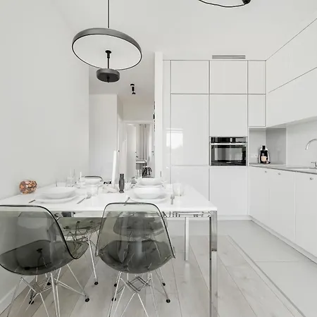 아파트 Miedziana Bright With Balcony And Parking By Renters