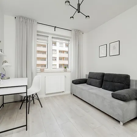 아파트 Miedziana Bright With Balcony And Parking By Renters